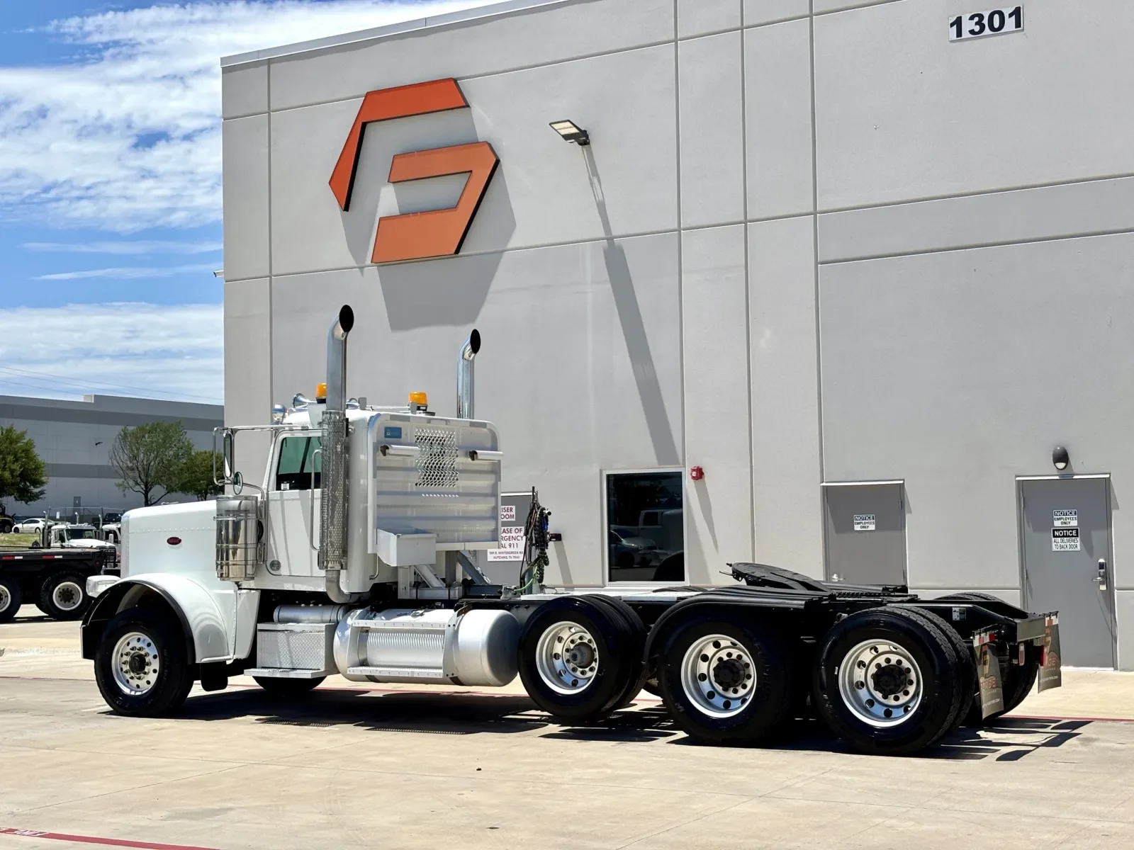 2015 Peterbilt 389 in Hutchins, TX — photo 6