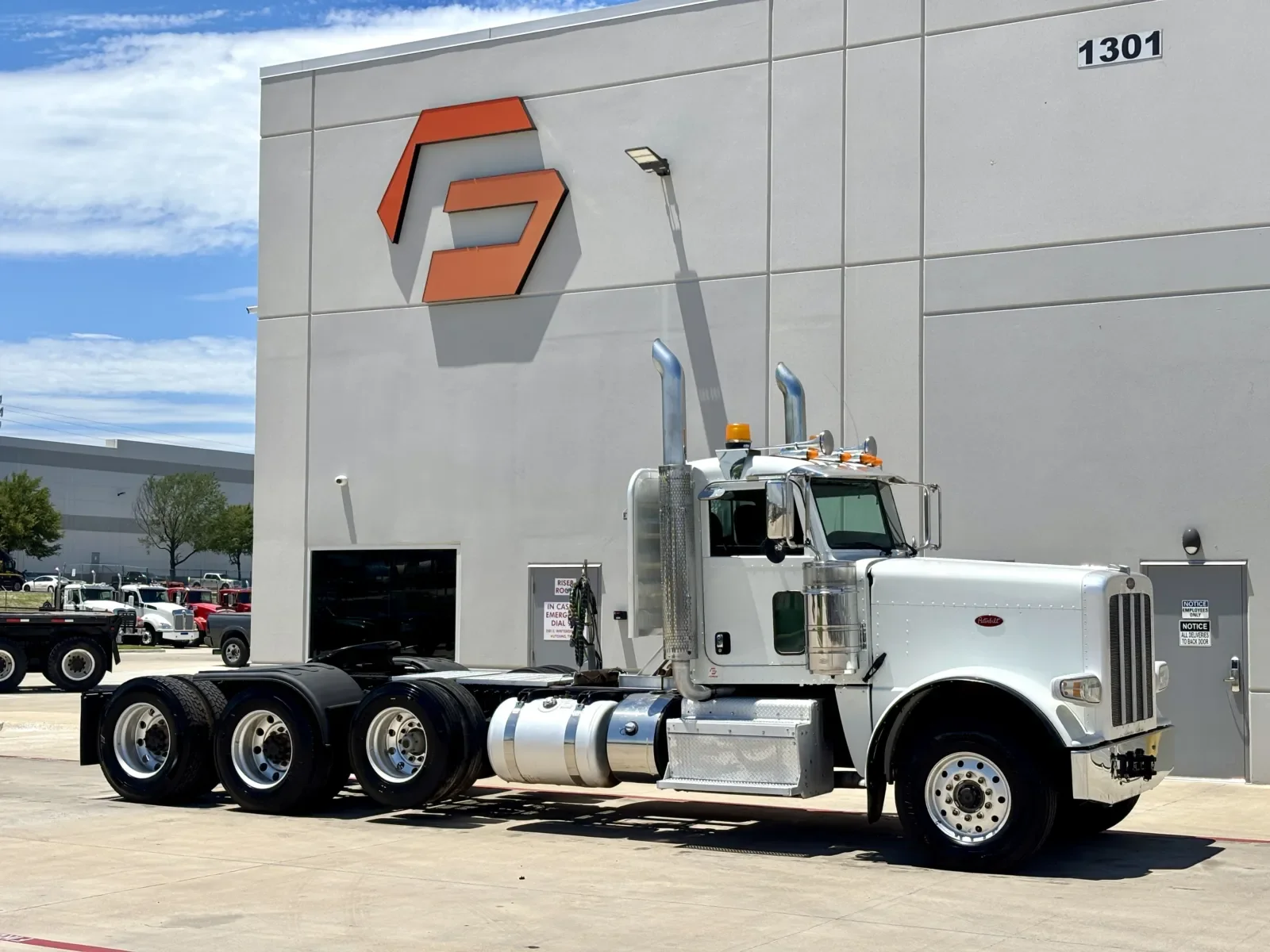 2015 Peterbilt 389 in Hutchins, TX
