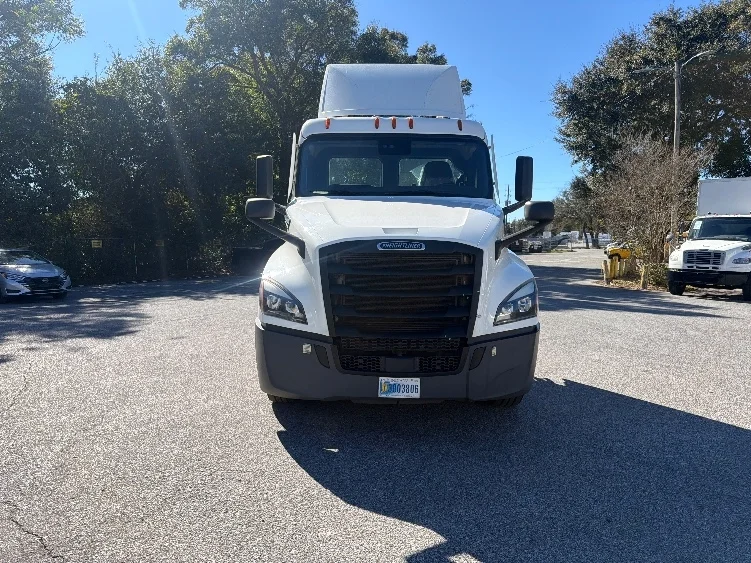2021 Freightliner Cascadia - image 2