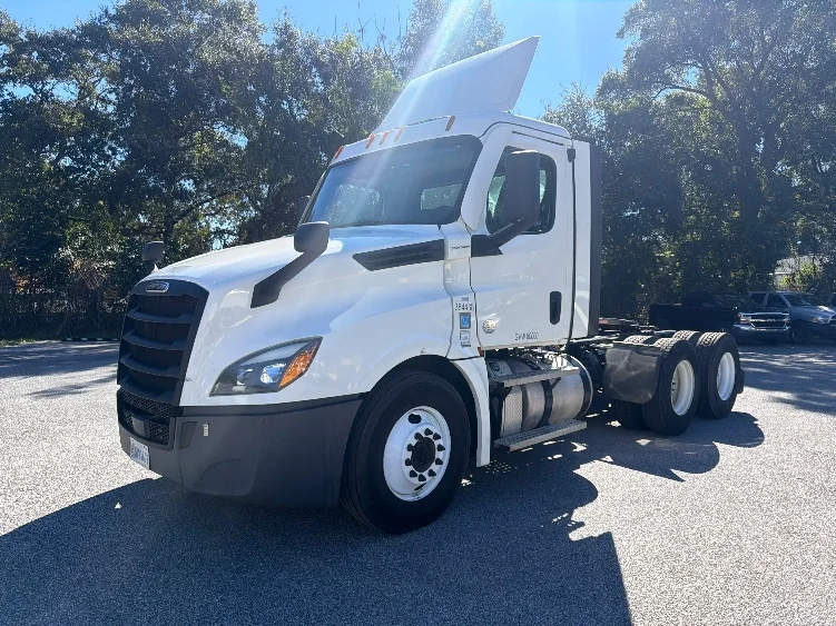 2021 Freightliner Cascadia - image 3