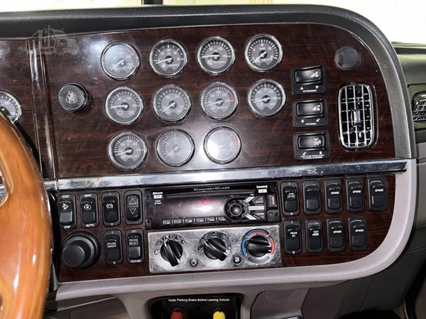 2014 Peterbilt 389 in Hartford, SD — photo 18