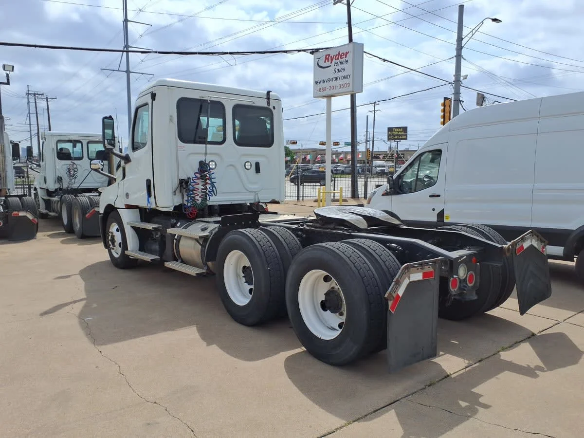 2020 Freightliner Cascadia - image 6