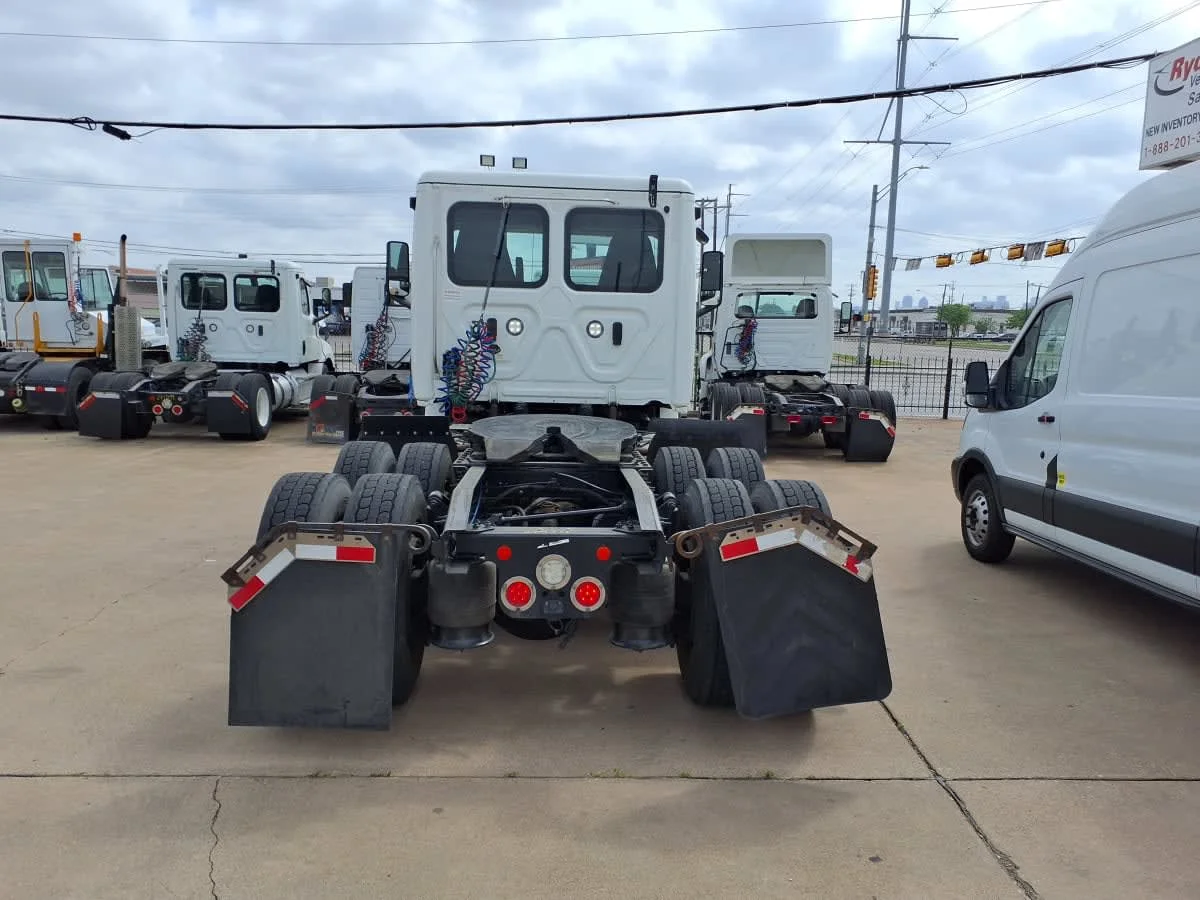 2020 Freightliner Cascadia - image 5