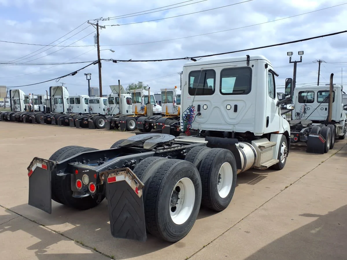 2020 Freightliner Cascadia in Dallas, TX — photo 4