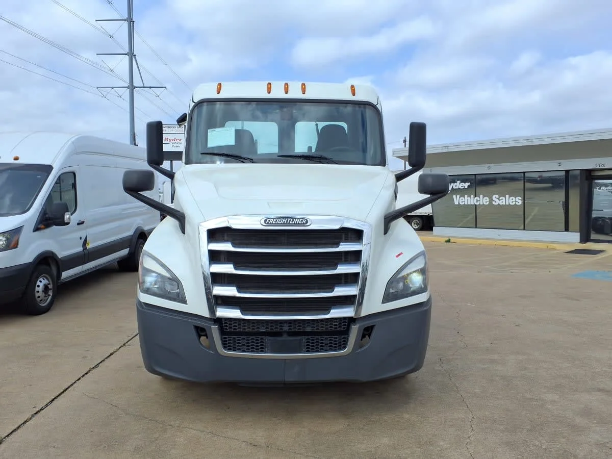 2020 Freightliner Cascadia - image 2