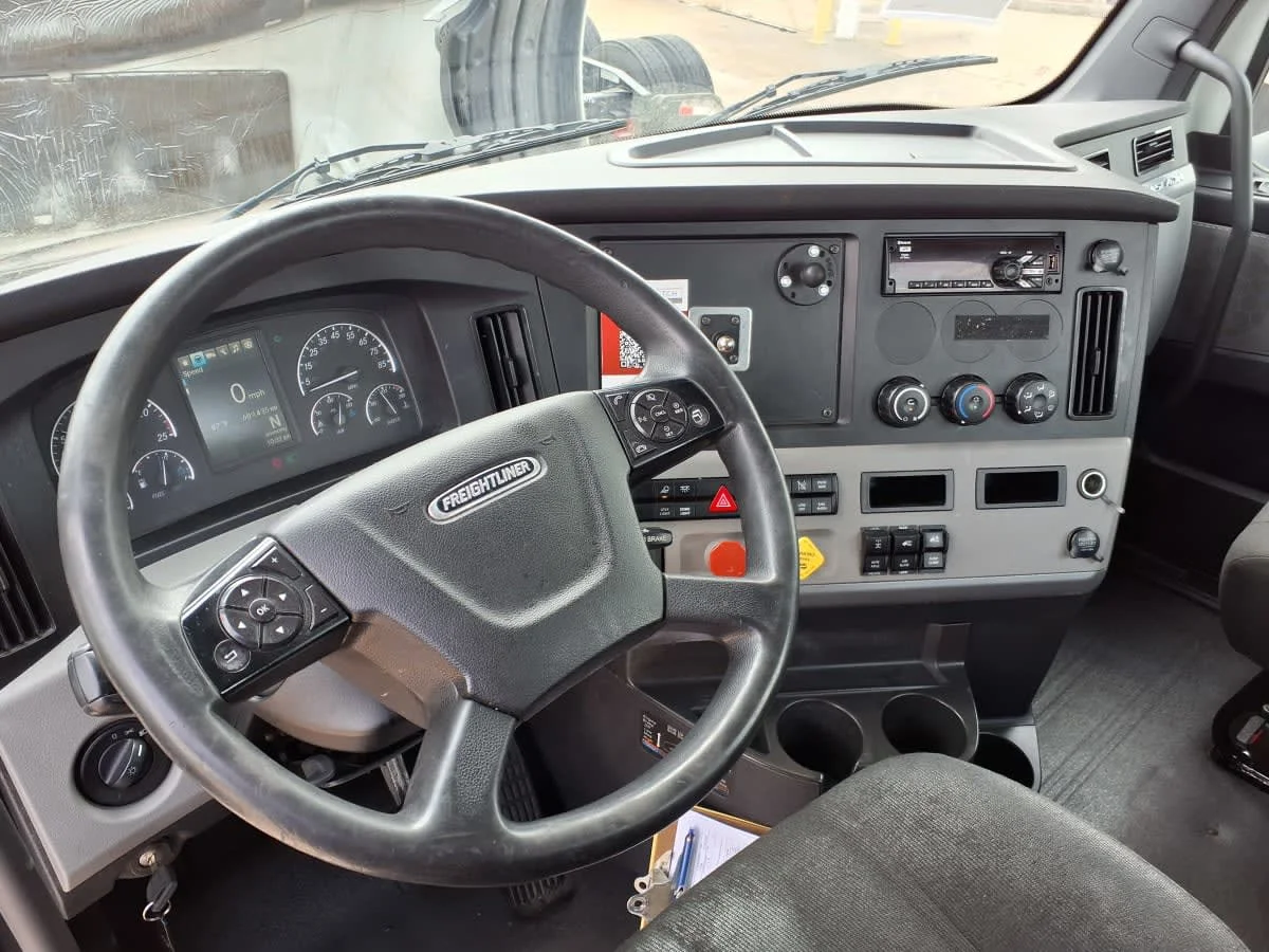 2020 Freightliner Cascadia in Dallas, TX — photo 7