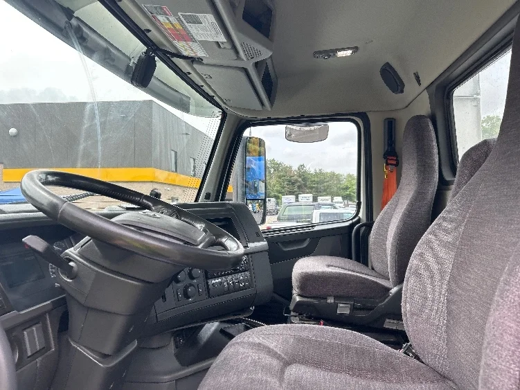 2020 Volvo VNR 640 - image 9