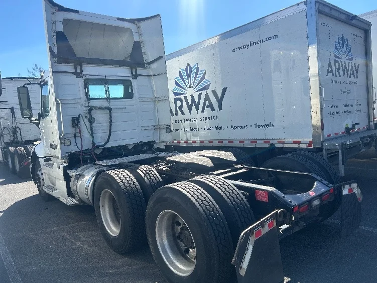 2020 Volvo VNR 640 - image 5