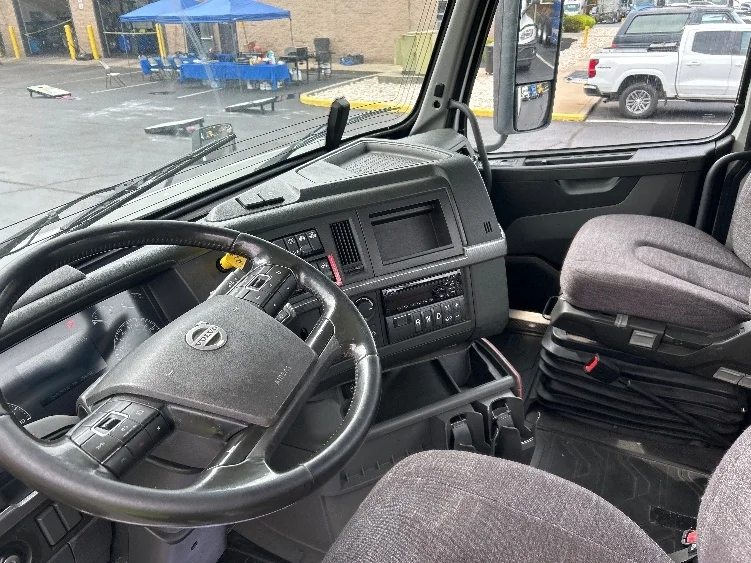 2020 Volvo VNR 640 - image 10