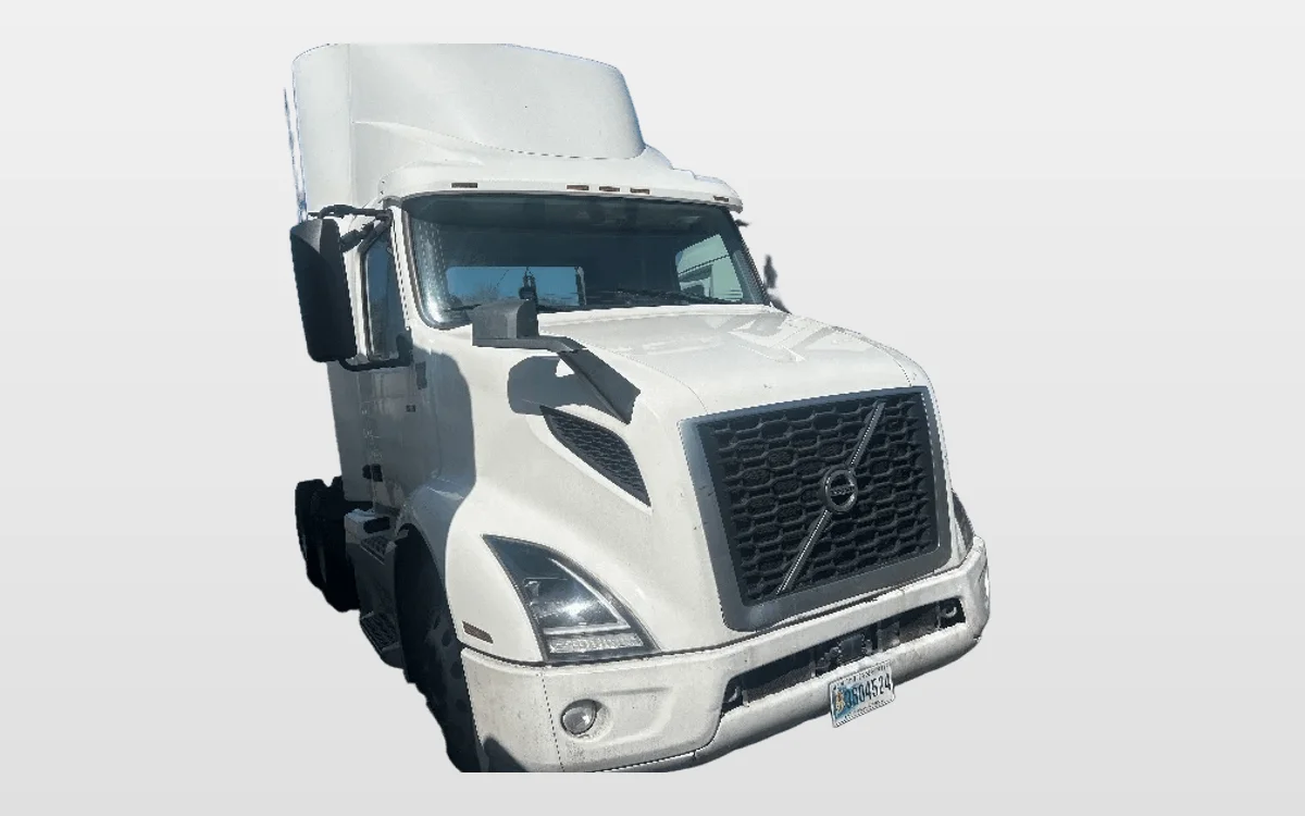 2020 Volvo VNR 640 - image 1
