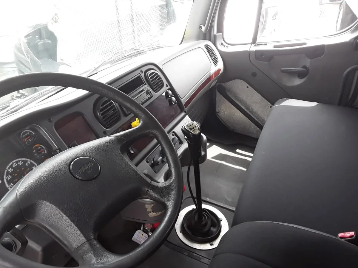 2016 Freightliner M2 106 - image 7