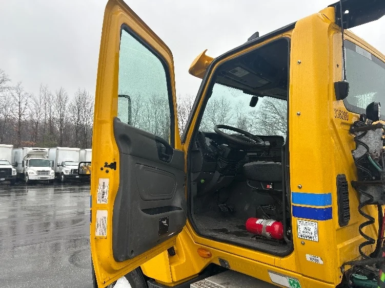 2020 International LT - image 9