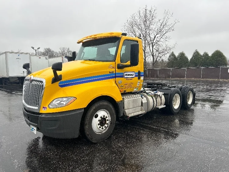 2020 International LT - image 3