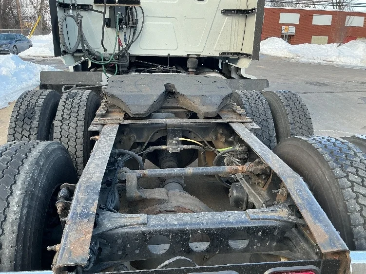 2020 International LT - image 6