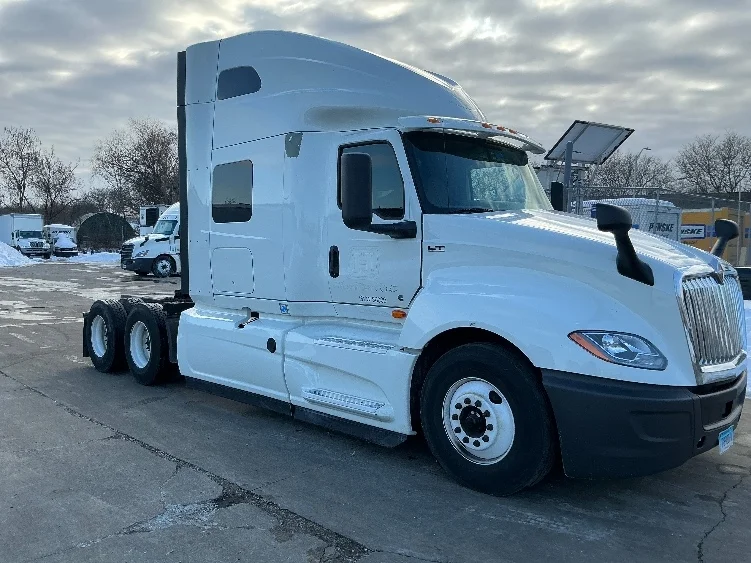 2020 International LT - image 1