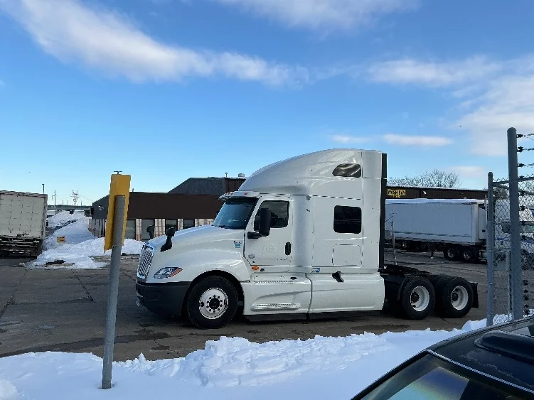 2020 International LT - image 4