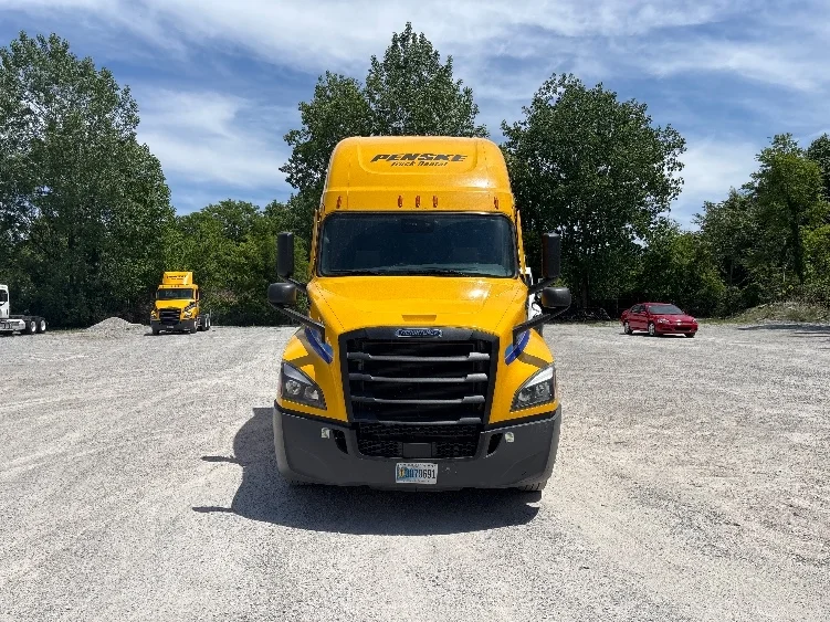 2022 Freightliner Cascadia in Byron Center, MI — photo 2
