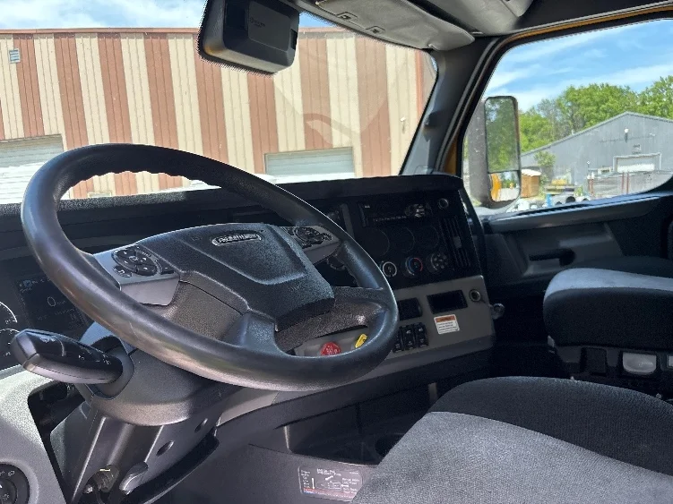 2022 Freightliner Cascadia in Byron Center, MI — photo 10