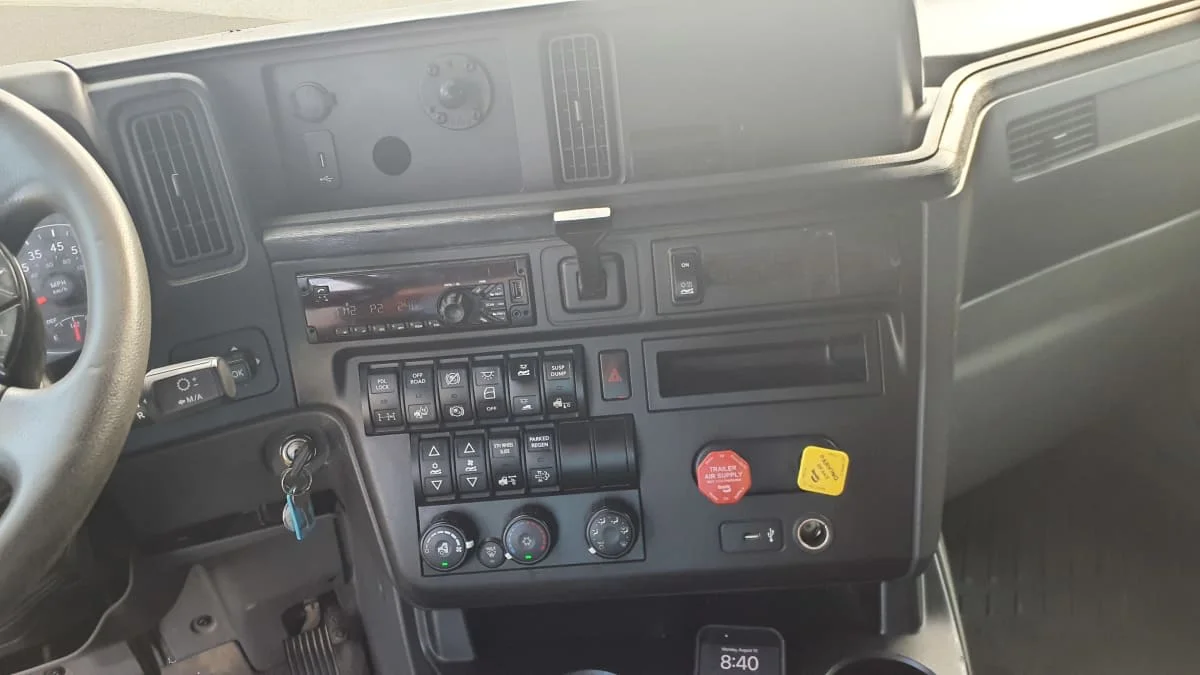 2019 International LT in Springfield, MA — photo 7