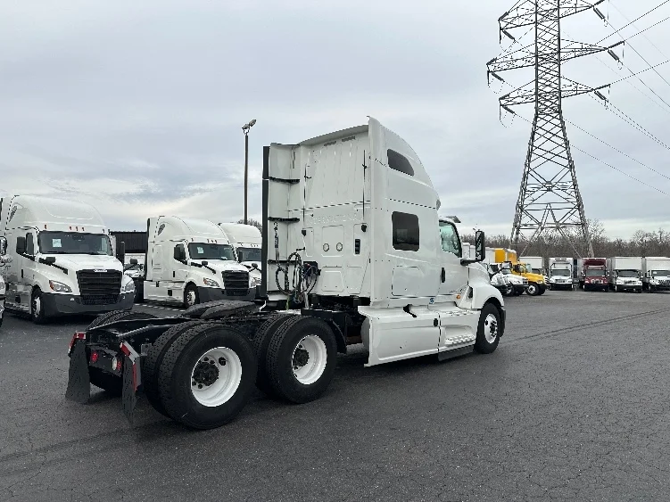 2019 International LT - image 7