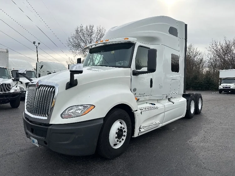 2019 International LT - image 3