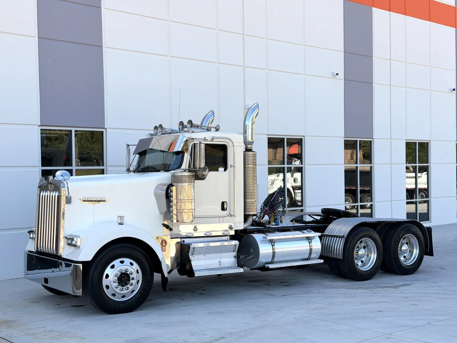 2005 Kenworth W900 - image 2