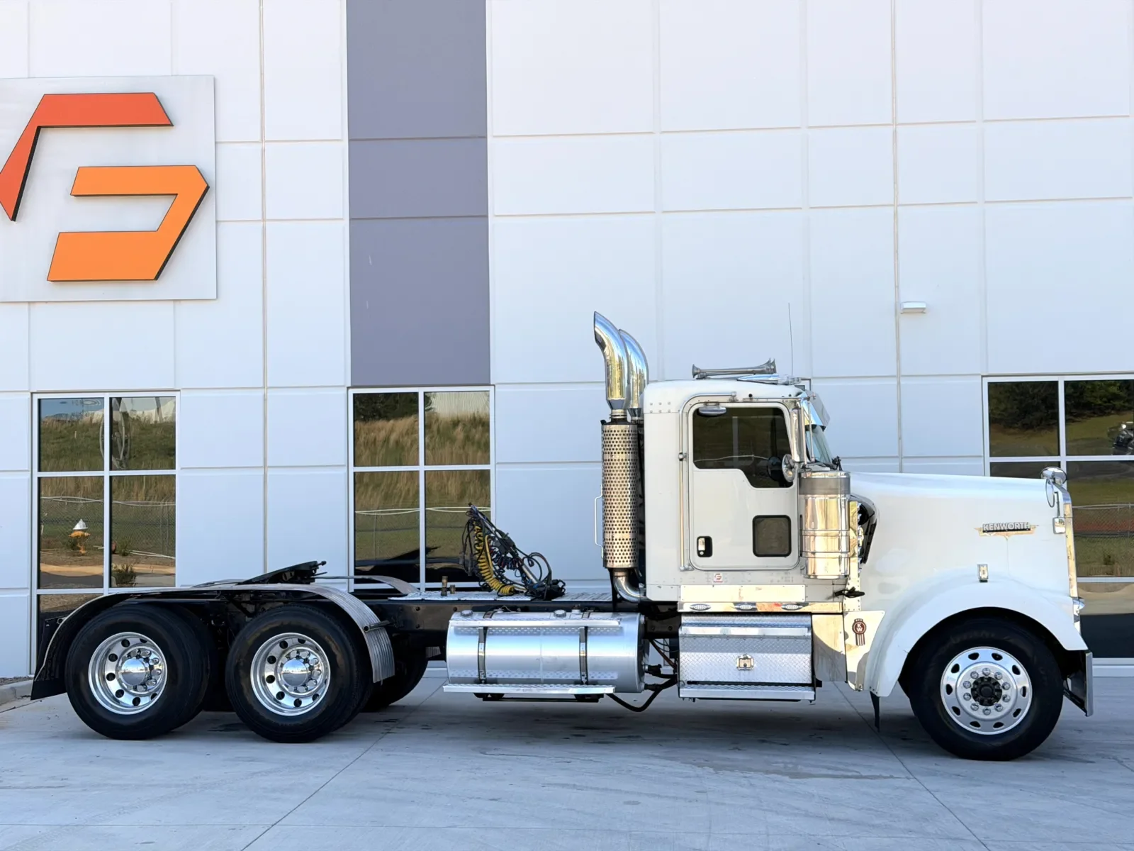 2005 Kenworth W900 - image 3