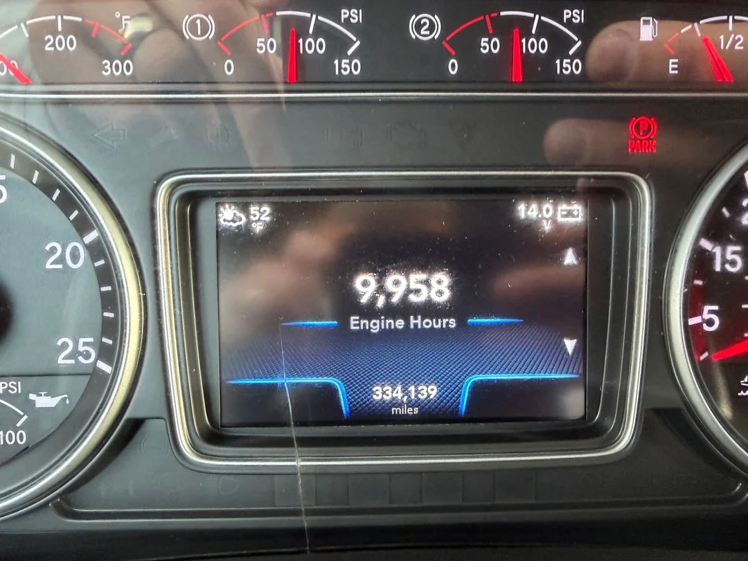 2021 International LT - image 1