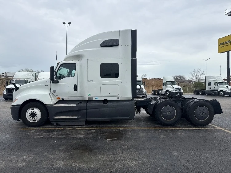 2023 International LT - image 4