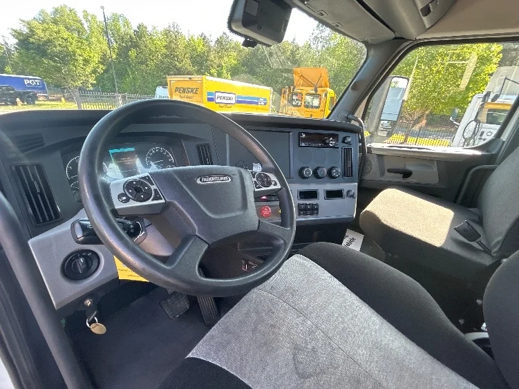 2021 Freightliner Cascadia - image 10