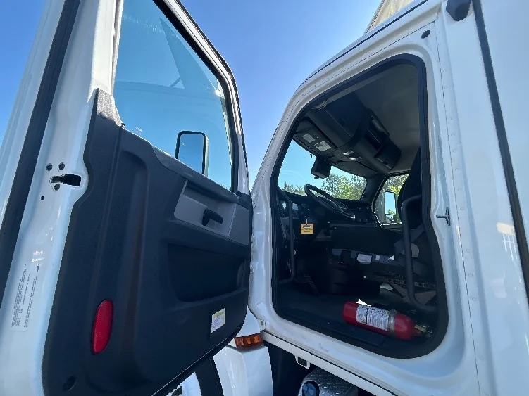 2021 Freightliner Cascadia - image 9