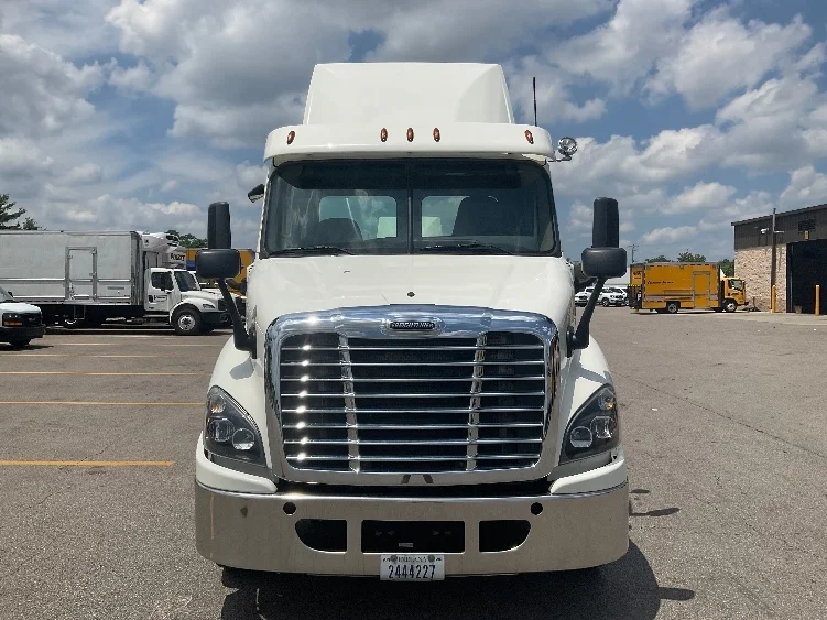 2017 Freightliner Cascadia - image 2