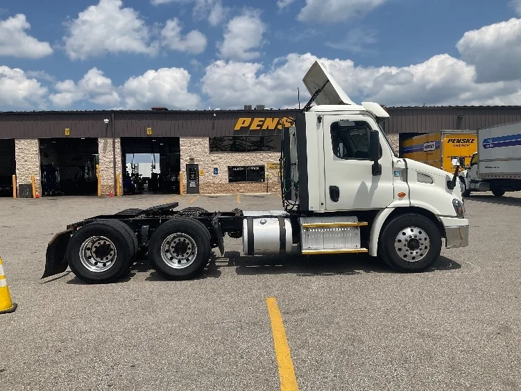 2017 Freightliner Cascadia - image 8