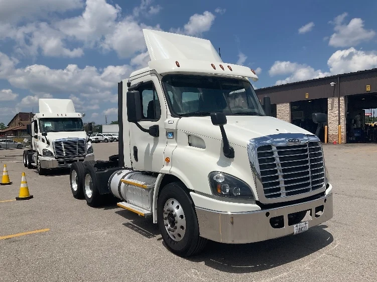 2017 Freightliner Cascadia - image 1