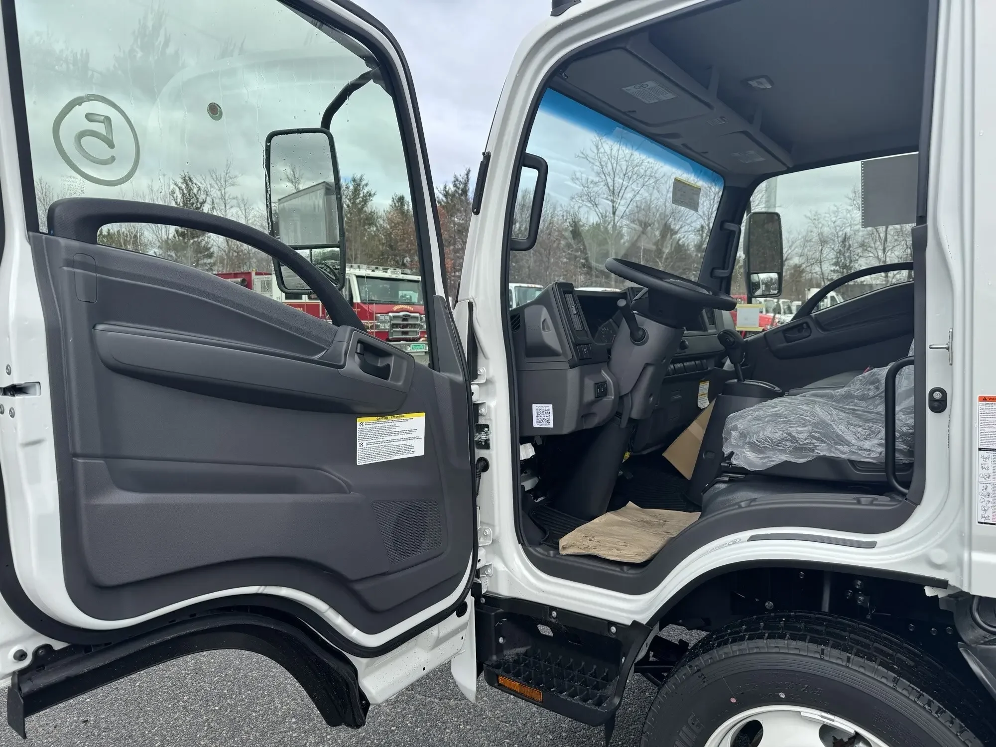 2025 Isuzu NRR - image 13