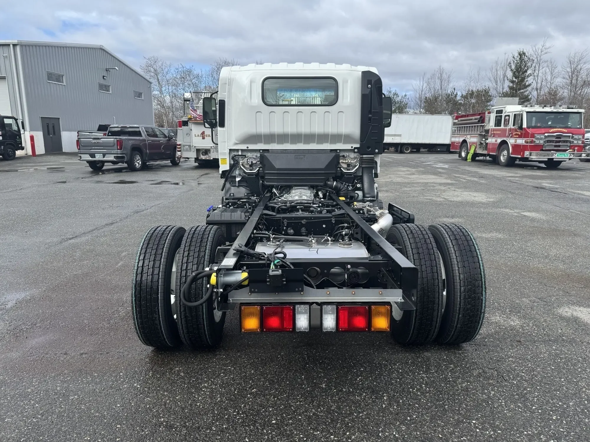 2025 Isuzu NRR - image 6