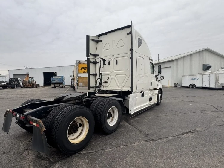 2021 Freightliner Cascadia - image 7
