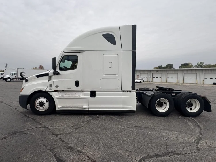 2021 Freightliner Cascadia - image 4