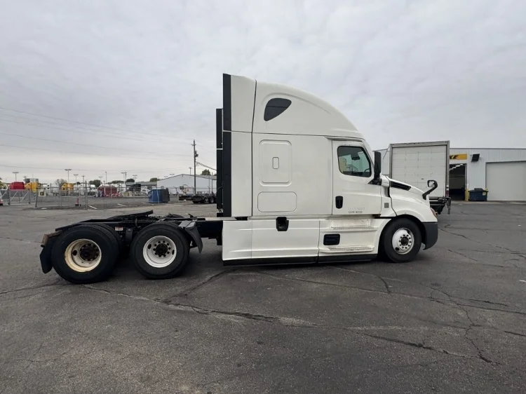 2021 Freightliner Cascadia - image 8