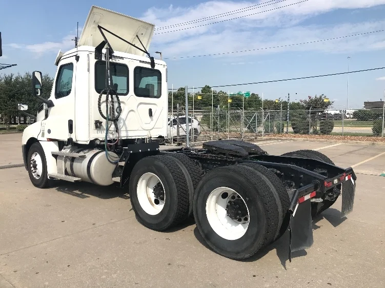 2020 Freightliner Cascadia in Houston, TX — photo 5