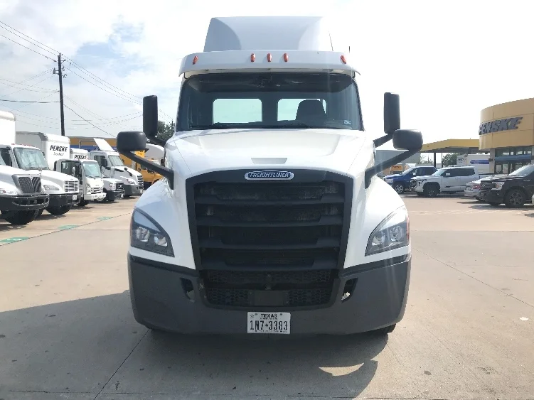 2020 Freightliner Cascadia - image 2