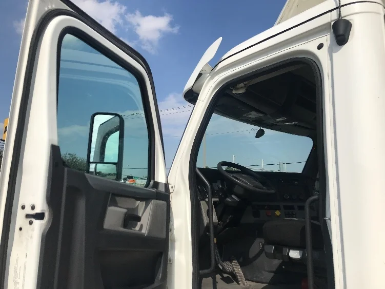 2020 Freightliner Cascadia - image 9