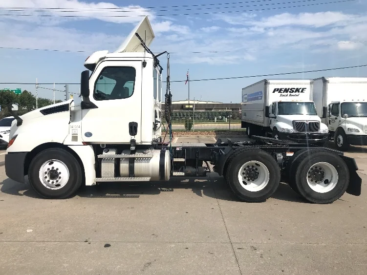 2020 Freightliner Cascadia in Houston, TX — photo 4