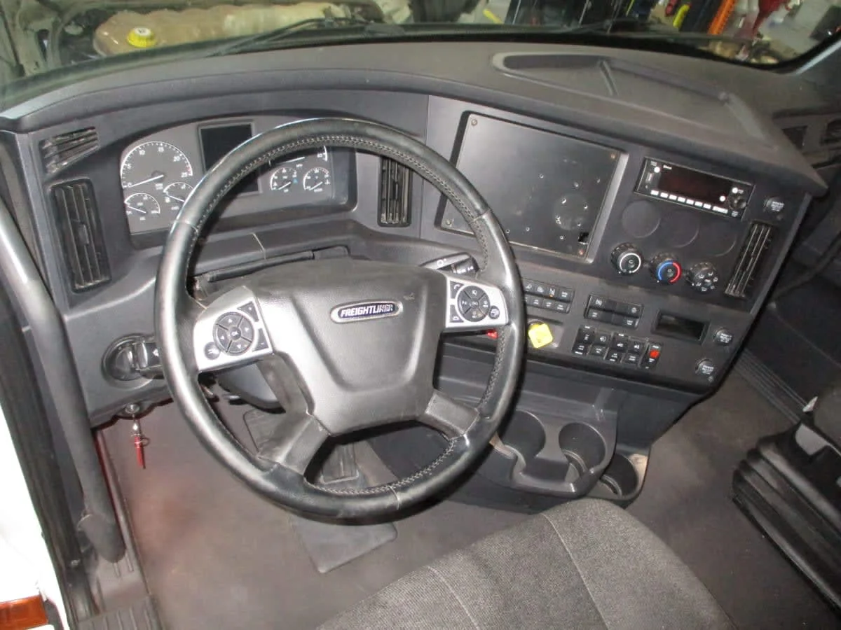2023 Freightliner Cascadia in Commerce City, CO — photo 11