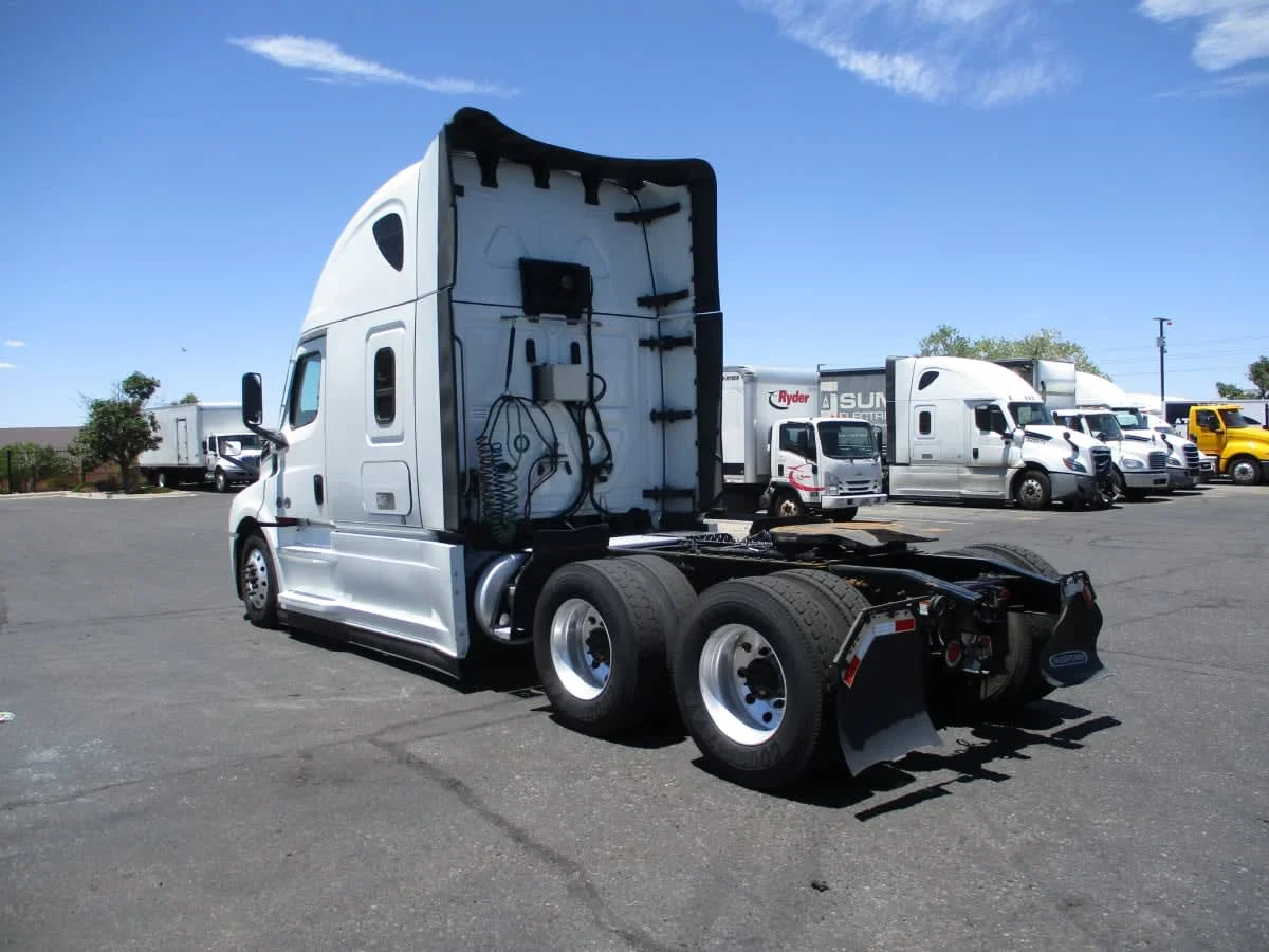 2023 Freightliner Cascadia in Commerce City, CO — photo 6
