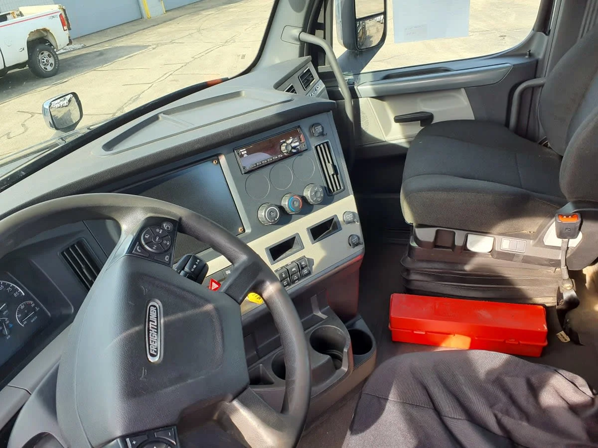 2020 Freightliner Cascadia in Oak Creek, WI — photo 7