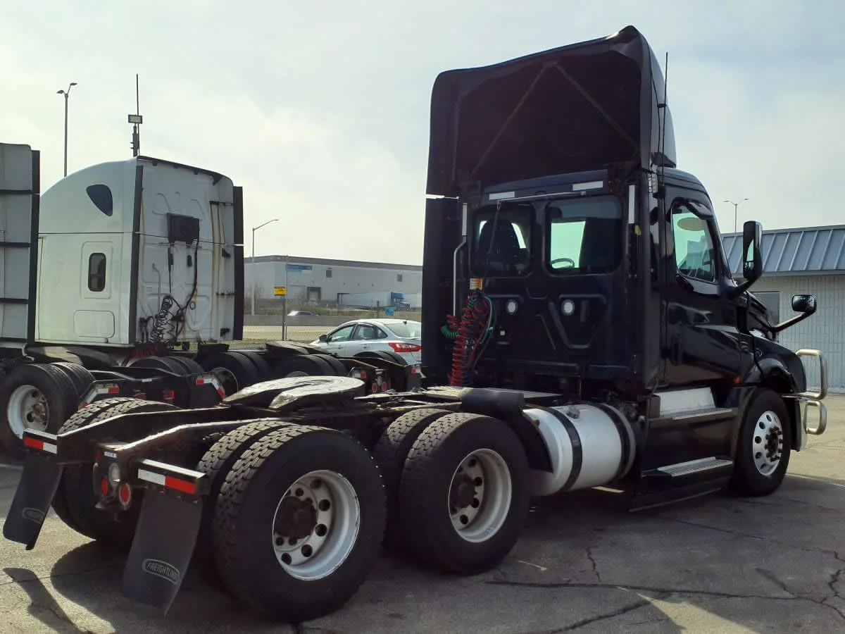 2020 Freightliner Cascadia in Oak Creek, WI — photo 4