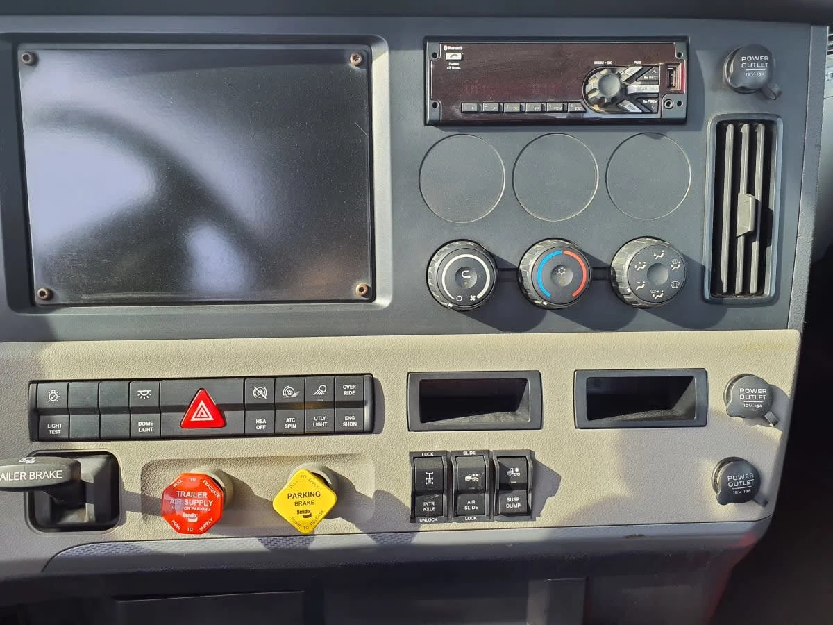 2020 Freightliner Cascadia in Oak Creek, WI — photo 11