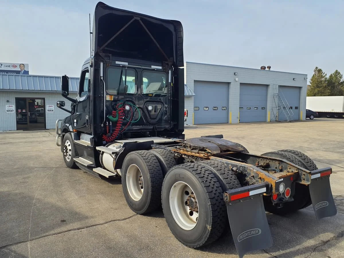 2020 Freightliner Cascadia in Oak Creek, WI — photo 6