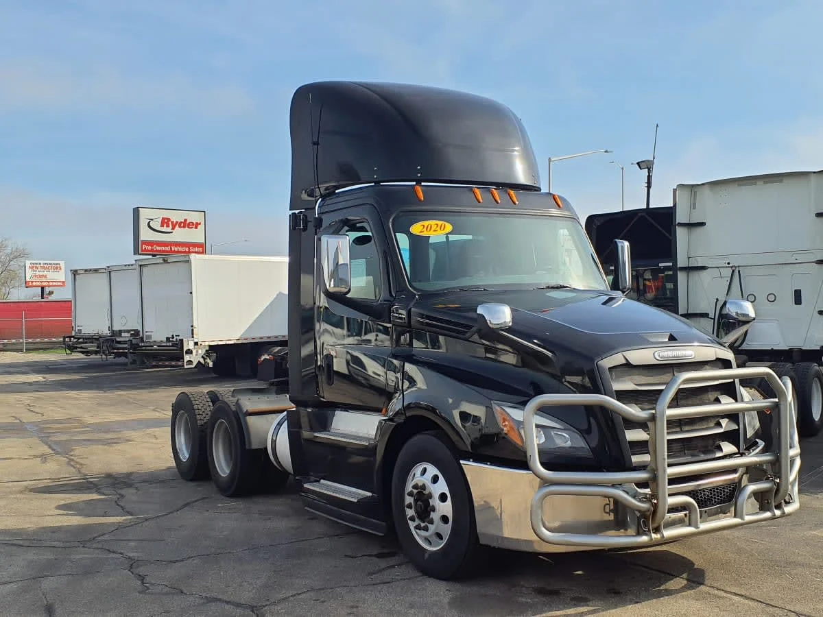2020 Freightliner Cascadia in Oak Creek, WI — photo 3